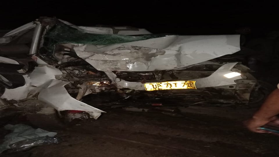 Death of three friends: Dead bodies were trapped in car out by cutting window Agra accident