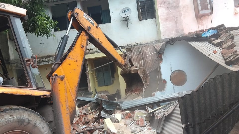 अंकुर शर्मा के घर चला बुलडोजर