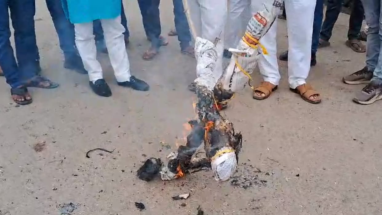 Amethi: BJP activists burn effigy of Rahul Gandhi.