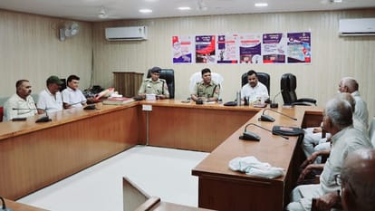 अमरोहा में शहरवासियों के साथ नए कानून के बारे में चर्चा करते एसपी कुलदीप गुनावत
