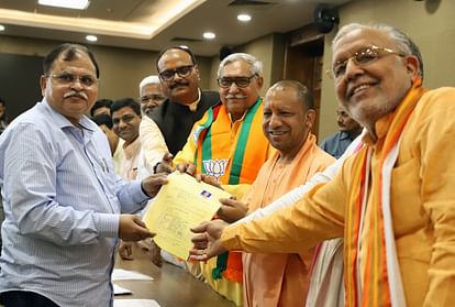 UP: भाजपा के बहोरन लाल का निर्विरोध एमएलसी चुना जाना तय, सीएम की मौजूदगी में दाखिल किया नामांकन UP: Bahoran Lal Maurya files nomination for MLC post.