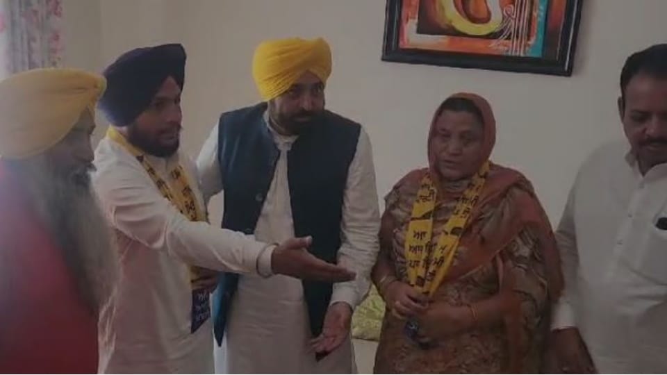 jalandhar West By Election 2024 SAD candidate Bibi Surjit Kaur join AAP CM Mann welcome her