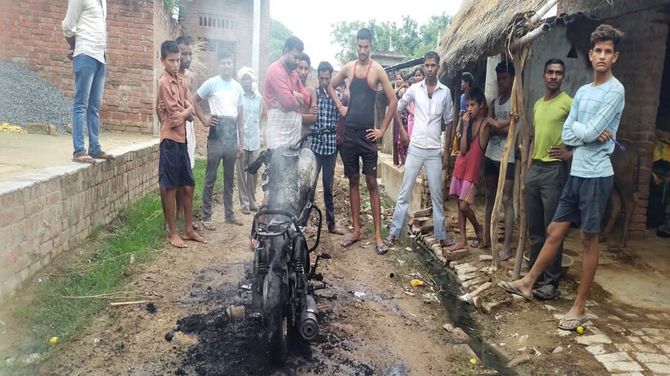 set fire in bike then wife also took such a decision now husband regretting