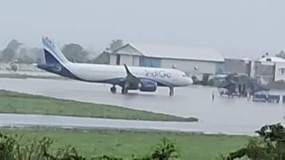 एयरपोर्ट में बारिश (सांकेतिक तस्वीर)