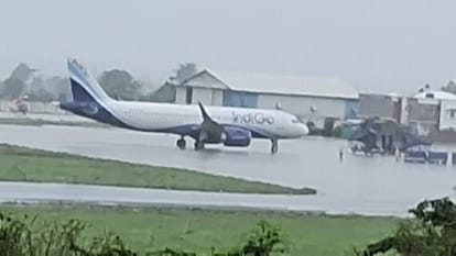 बारिश में एयरपोर्ट पर उतरा विमान