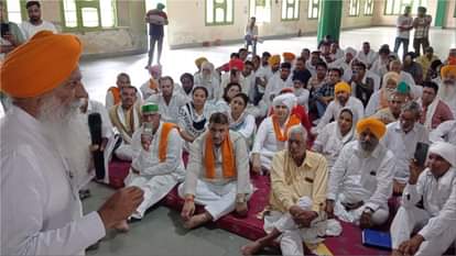 बैठक करते किसान नेता गुरनाम सिंह चढूनी। file