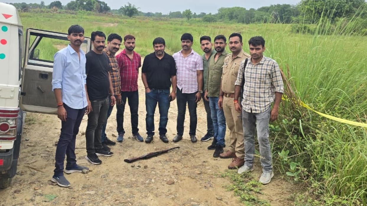 Wanted criminal killed in jaunpur Encounter with STF police and SWAT team accomplices absconding