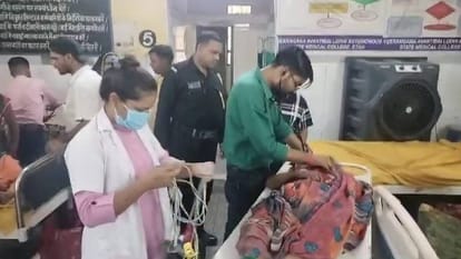 एटा मेडिकल कॉलेज में घायल का इलाज करते डॉक्टर