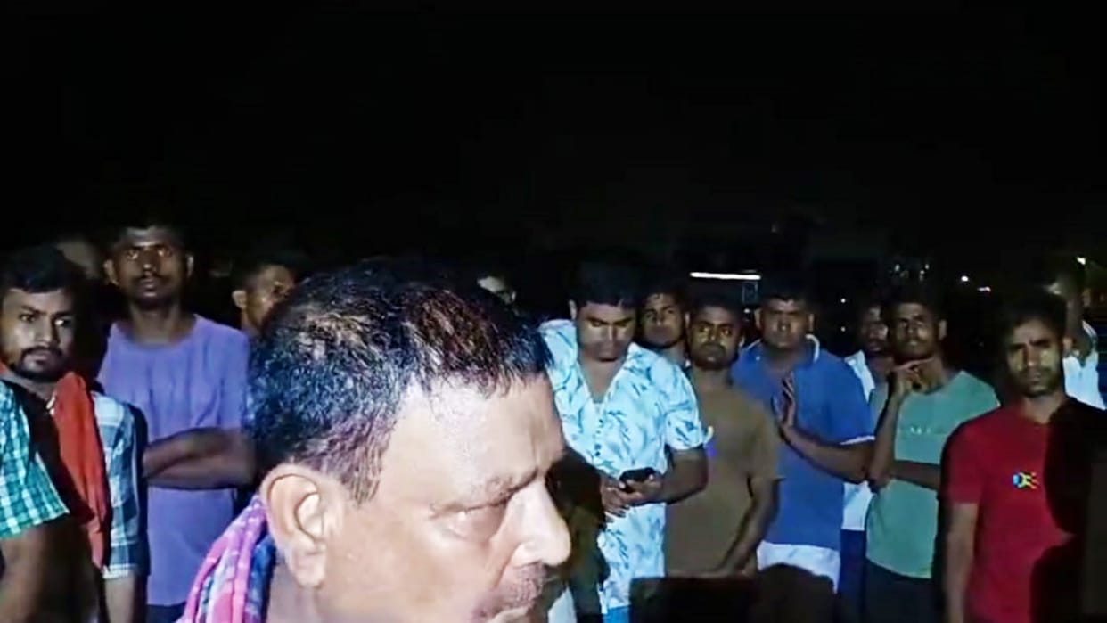 Gopalganj News: Child dies after drowning in a pit dug for road construction, family members block road