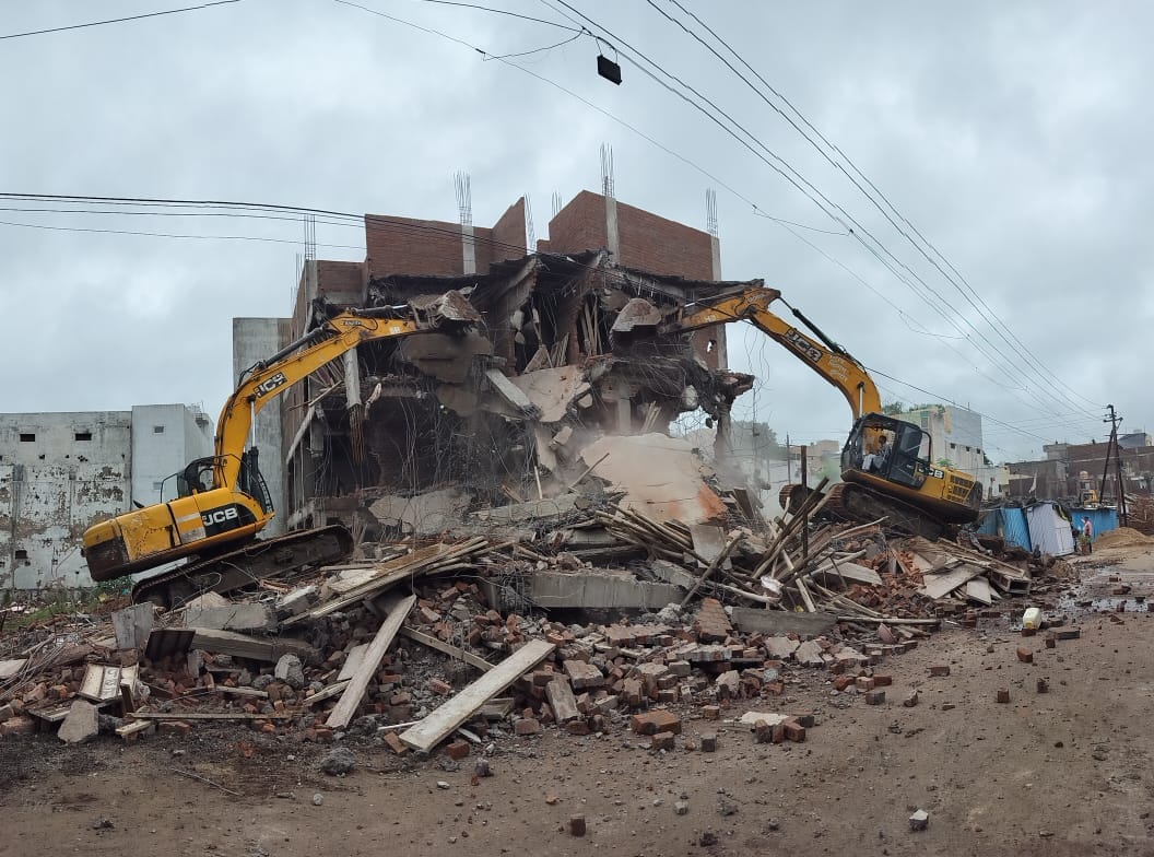Indore: Bulldozers ran on three illegal hostels in Indore, staff arrived at 6 in the morning to demolish them.