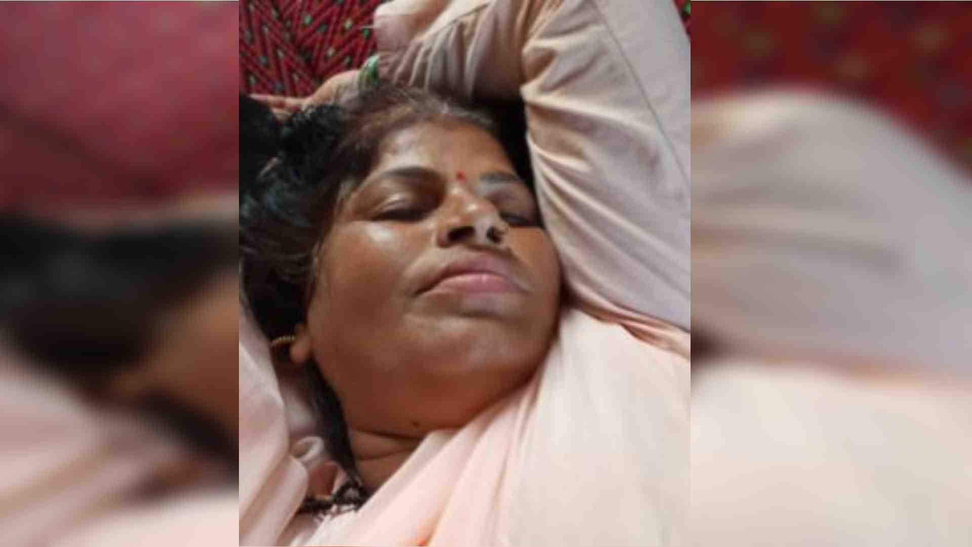 हाथरस हादसे में घायल भरतपुर की महिला।