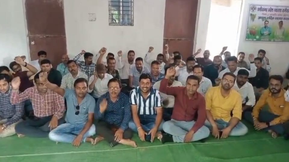 हड़ताल पर बैठे पटवारी