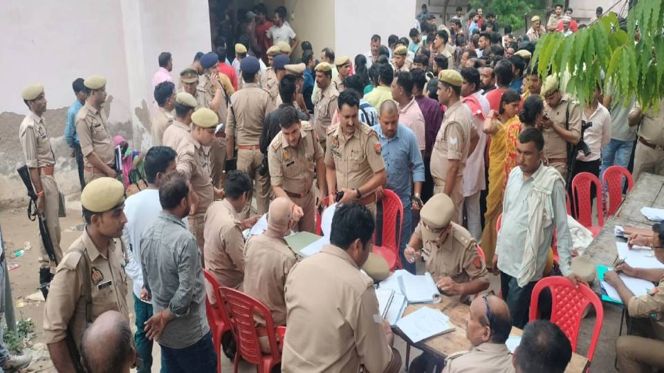 crowd of people gathered when bodies reached Etah Medical College After incident of Satsang in Hathras