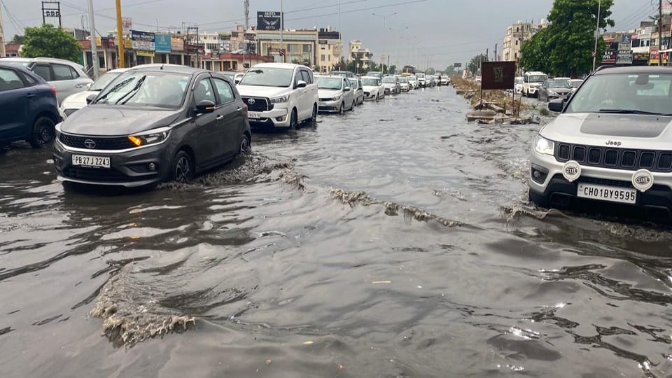 heavy rain in Chandigarh over tricity see photos gallery traffic jam in Zirakpur