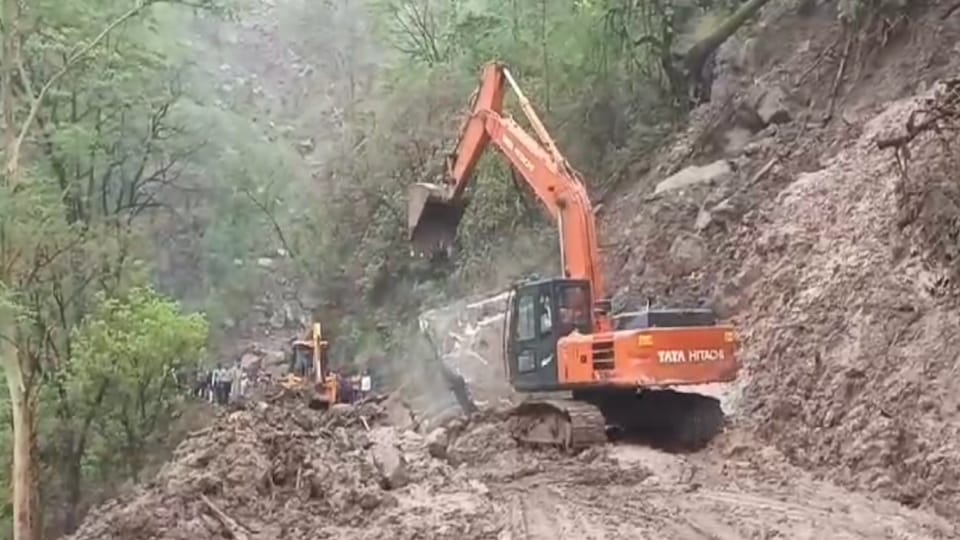 Uttarakhand Rainfall Pauri NH closed due to debris Kotdwar cut off from Garhwal vehicles Stuck