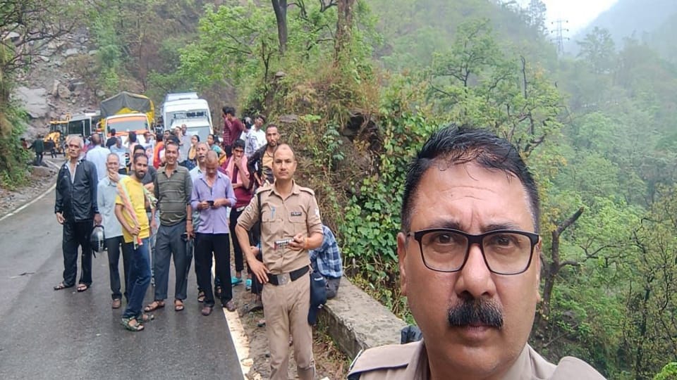 Uttarakhand Rainfall Pauri NH closed due to debris Kotdwar cut off from Garhwal vehicles Stuck