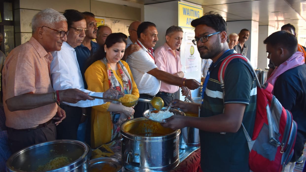 Jammu Central Mahajan Sabha organize Langar sewa for Shri Amarnath Yatra pilgrims