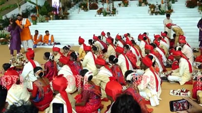 अंबानी परिवार ने आयोजित कराया सामूहिक विवाह।