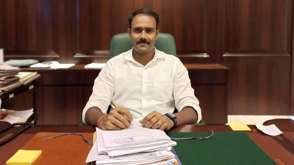 Chhatarpur Collector suspended two patwaris action taken for not implementing transfer orders