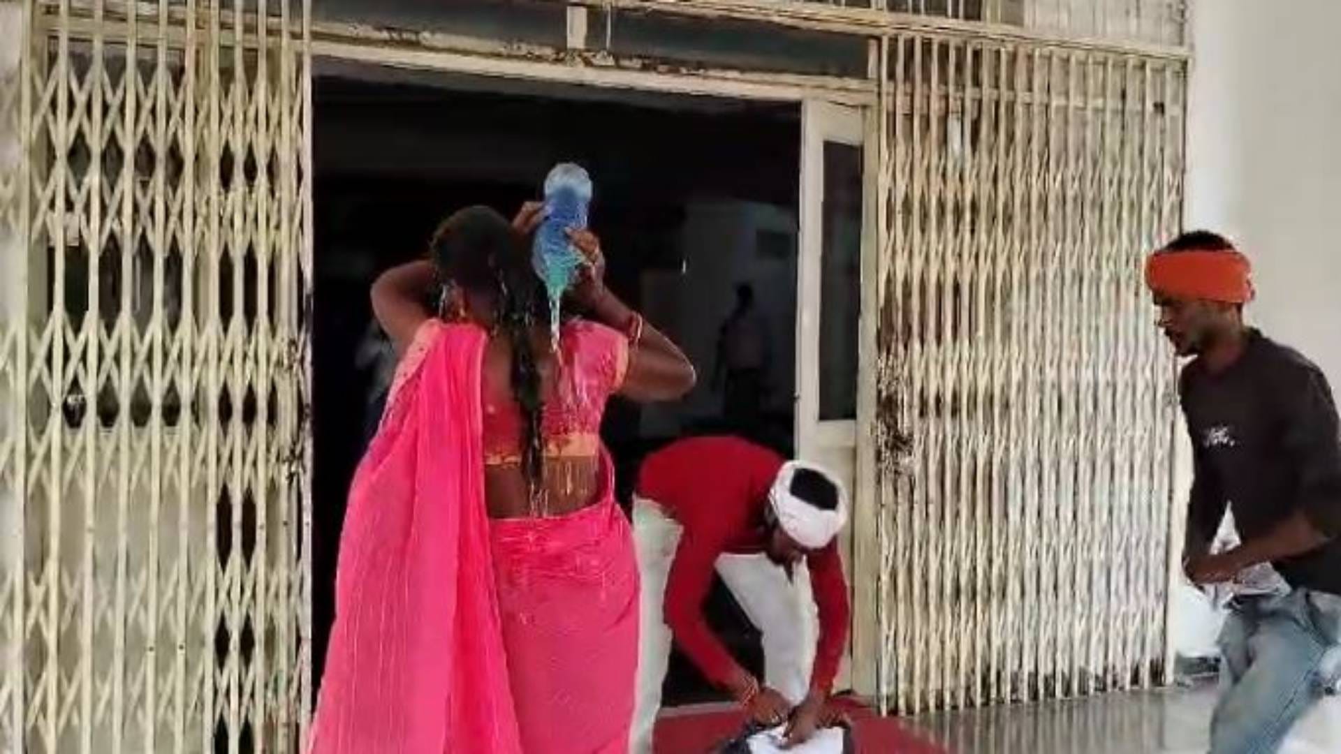 खुद पर उड़ेला केरोसीन