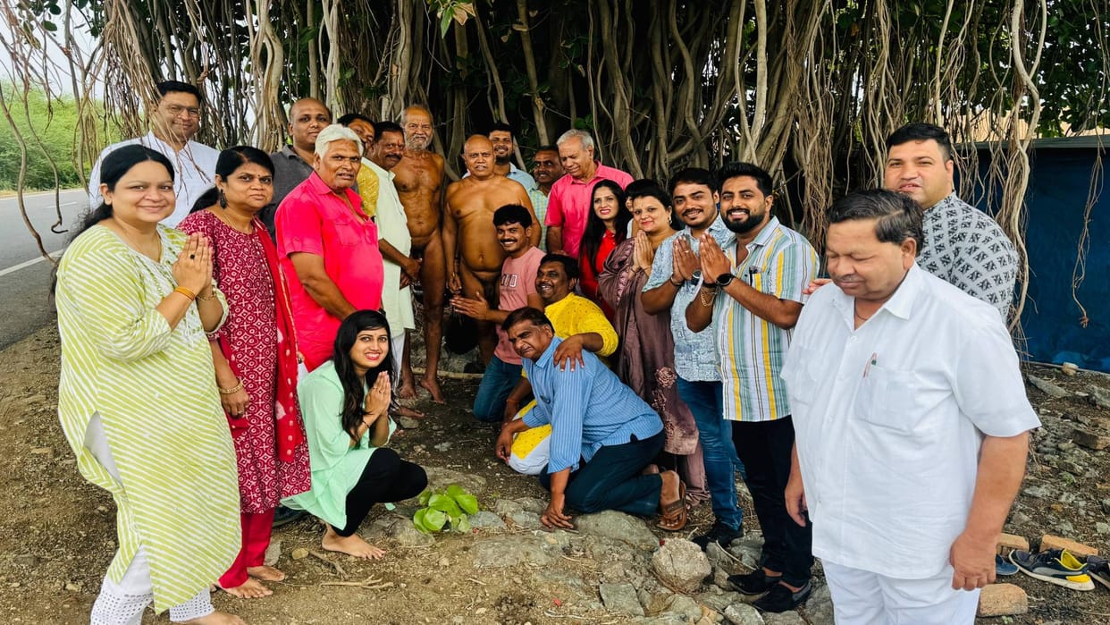 Ujjain Acharya Pragya Sagar Maharaj is traveling with an environmental tour giving message of planting trees