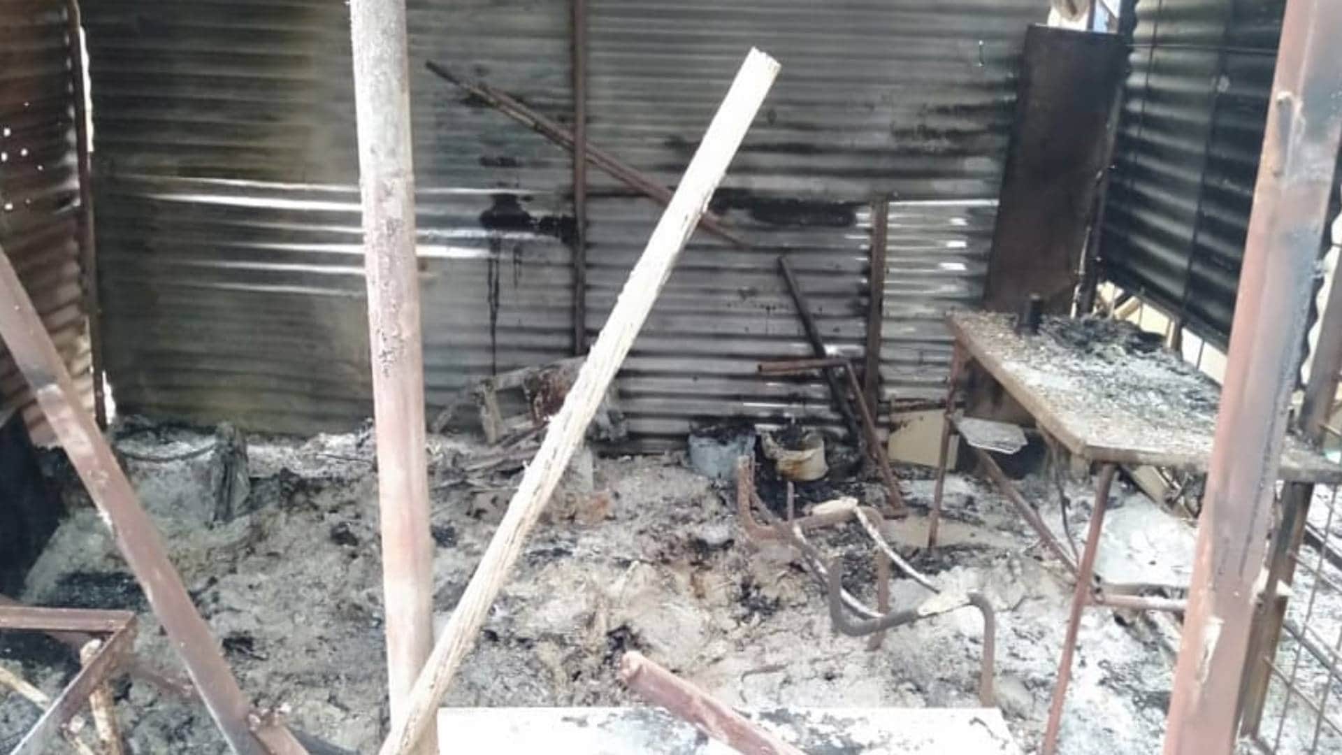 दुकान में लगाई आग