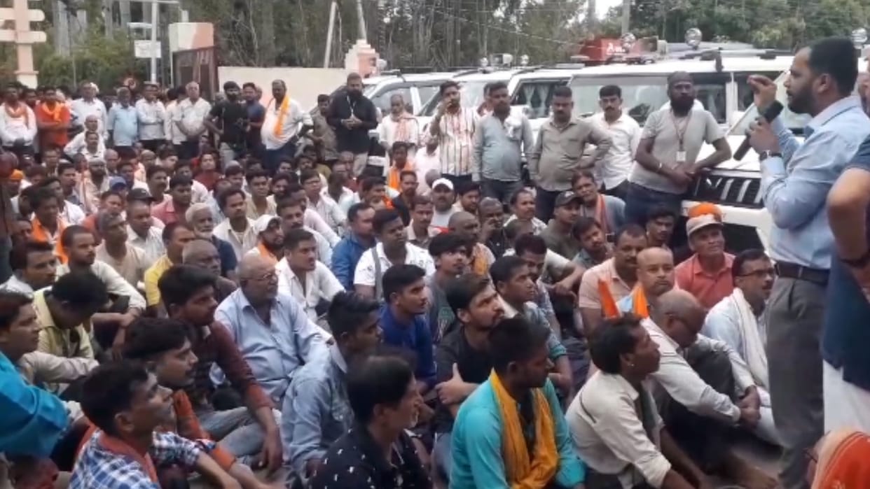 Street vendors gheraoed the Municipal Corporation, arrived in hundreds; raised slogans