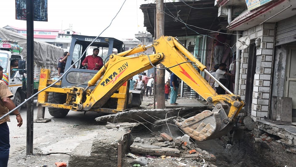 Municipal Corporation uprooted 135 pallets with JCB in haldwani