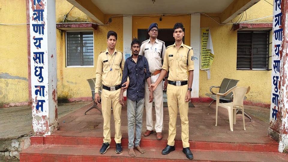 Drunk father Harassment minor daughter police arrested the accused in Janjgir Champa