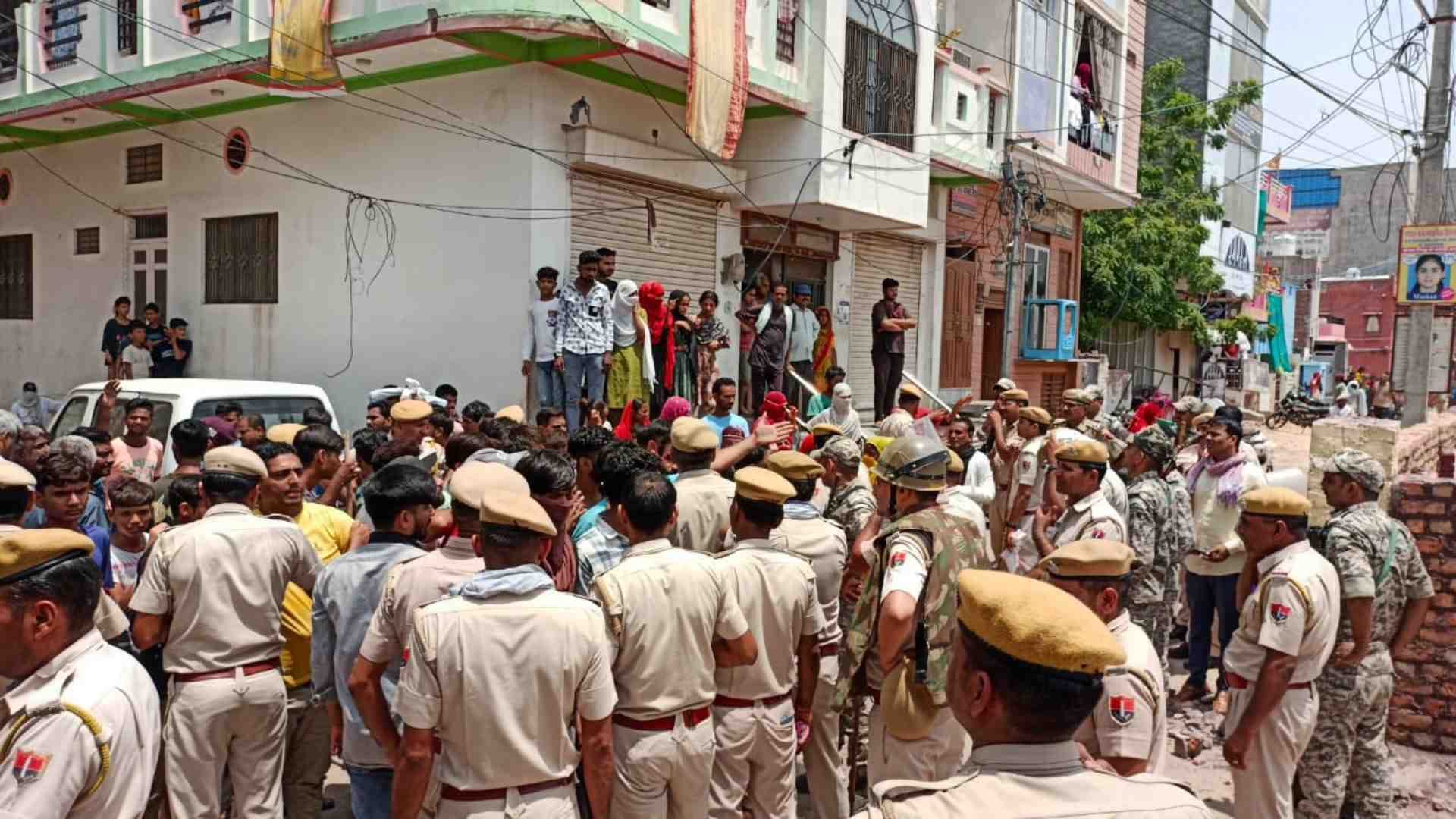 पुलिस और मोहल्लेवासियों में झड़प।
