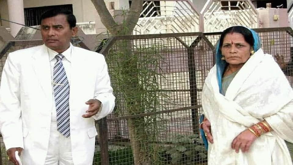 Hathras Stampede Case  Son removed amulet from mother dead body and trampled it with his feet