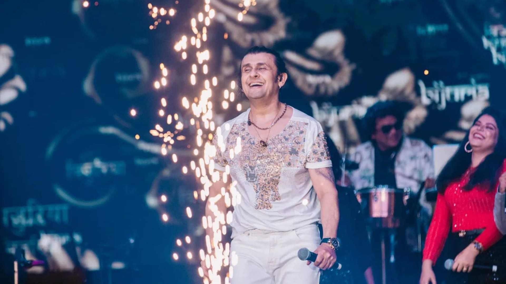 Sonu Nigam did not mess up even a note as a fan charged at him on stage The security escorted the miscreant