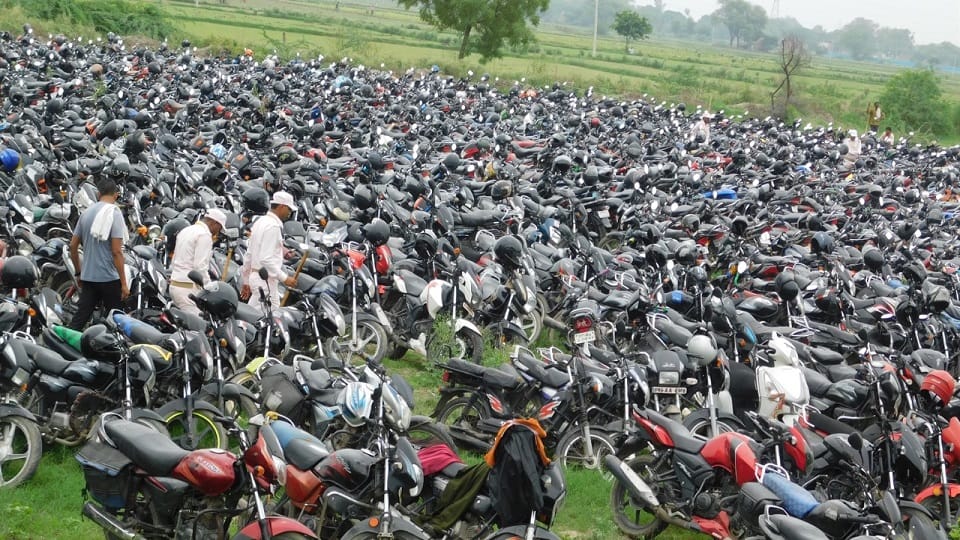a crowd of 1000 vehicles in the satsang
