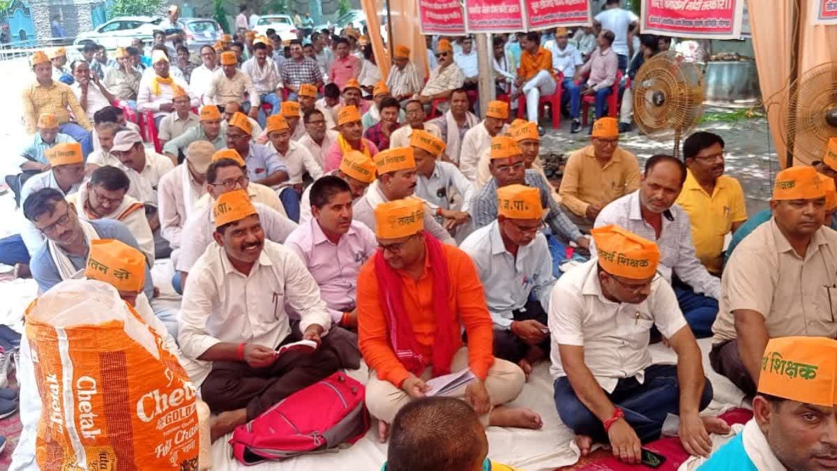 UP: Confusion over ad-hoc teachers ends, honorarium will be Rs 25 to 30 thousand, services were to end from No