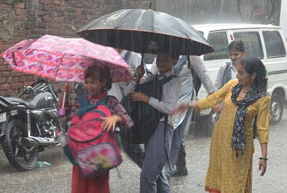 Uttarakhand Weather Update IMD Heavy Rainfall Red alert in seven districts schools will closed in four distric