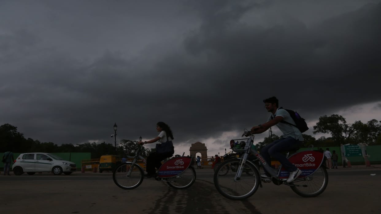Weather News Cloudy Delhi NCR Sky with rain Mausam Ki Jankari