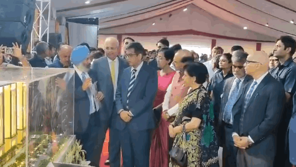 atishi and vk saxena presents CJI DY Chandrachud lays foundation stone of court complexes at Shashtri Park