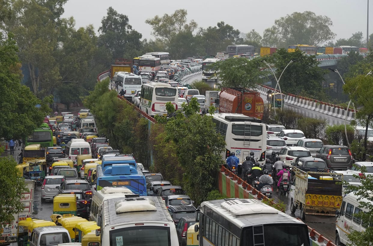 Delhi Pollution Vehicular Emissions Overtake Stubble Burning as Biggest PM2.5 Source, Says Report