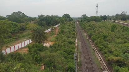 Bihar: ग्रैंड कॉर्ड रेलखंड की फेंसिंग का कार्य तेजी से जारी, 160 KM/PH तक की गति से बिना रोक के चलेंगी ट्रेनें Train Status: Fencing work of Grand Cord railway section continues at a fast pace, train's mission speed