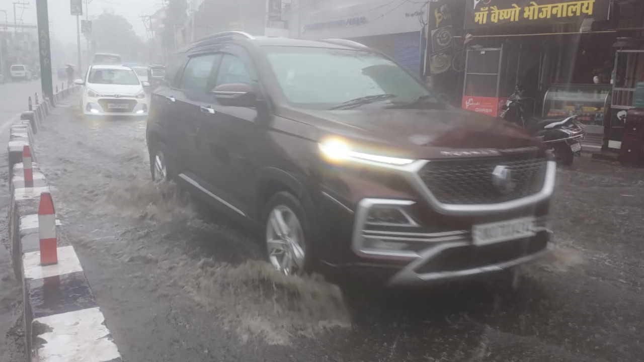 Heavy rain in Uttarakhand waterlogging water accumulated on roads watch Photos