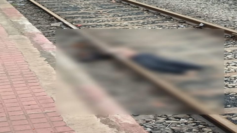 युवक ने ट्रेन के सामने कूदकर की आत्महत्या