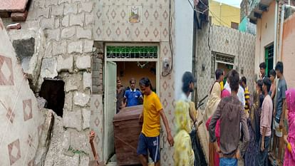 developed cracks after 20 feet of land sank Many houses in Agra people evacuating their houses