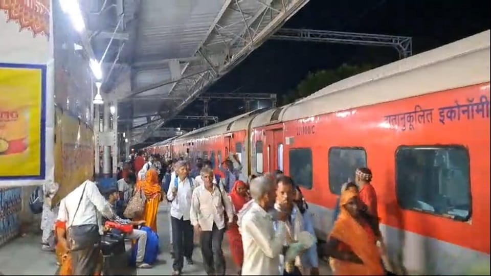 Bihar News : Travel to Shravani Mela from Patna West Bengal and Uttar Pradesh, train derailed routes changed