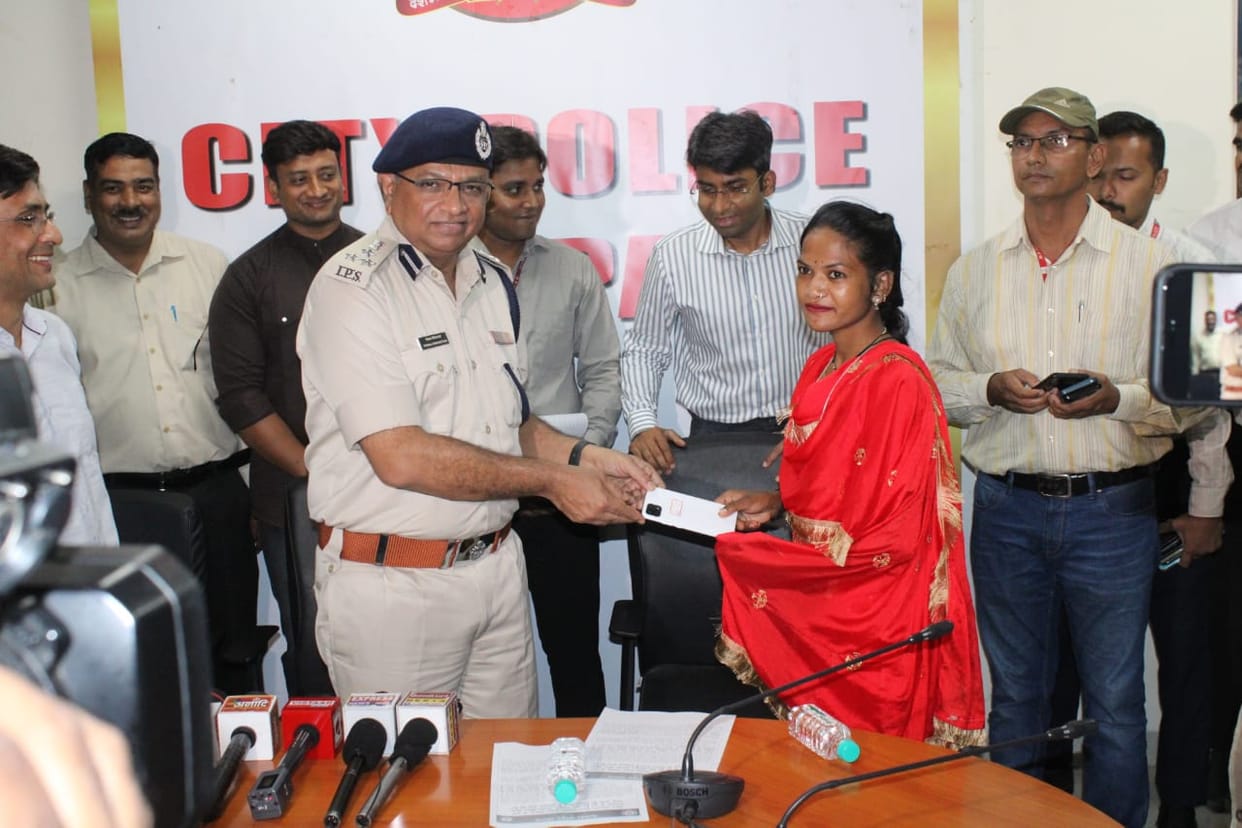 Bhopal: Bhopal cyber crime recovered 300 mobiles worth Rs 56 lakh, now returning them to people