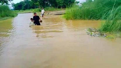 Bihar: Chachari bridge of Atrar Ghat washed away due to rising water level of Bagmati, Pipa bridge submerged