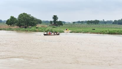 Bihar: Chachari bridge of Atrar Ghat washed away due to rising water level of Bagmati, Pipa bridge submerged
