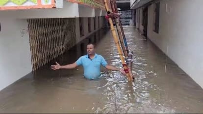 Bihar News: Shops and houses submerged in rain water in Rajgir; Angry people blocked road due to waterlogging