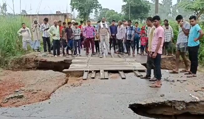 Bijnor: Due to heavy rains, the culvert on Harewali-Nagina road collapsed, villagers in trouble