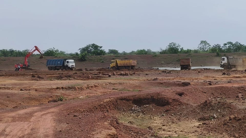 बिना परिमिशन चैन माउंटेन से मुरम का खनन