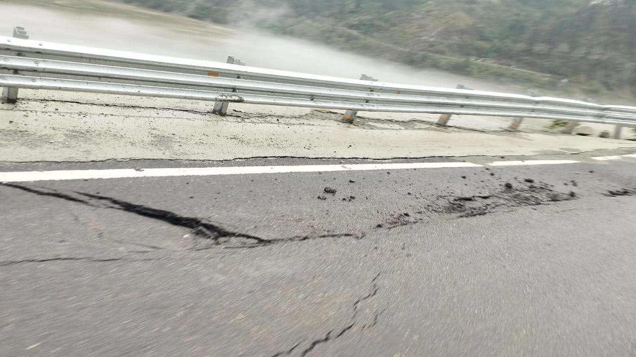Himachal Weather: Heavy rains cause devastation in Seraj, highway near Pandoh Dam collapses, many roads blocke